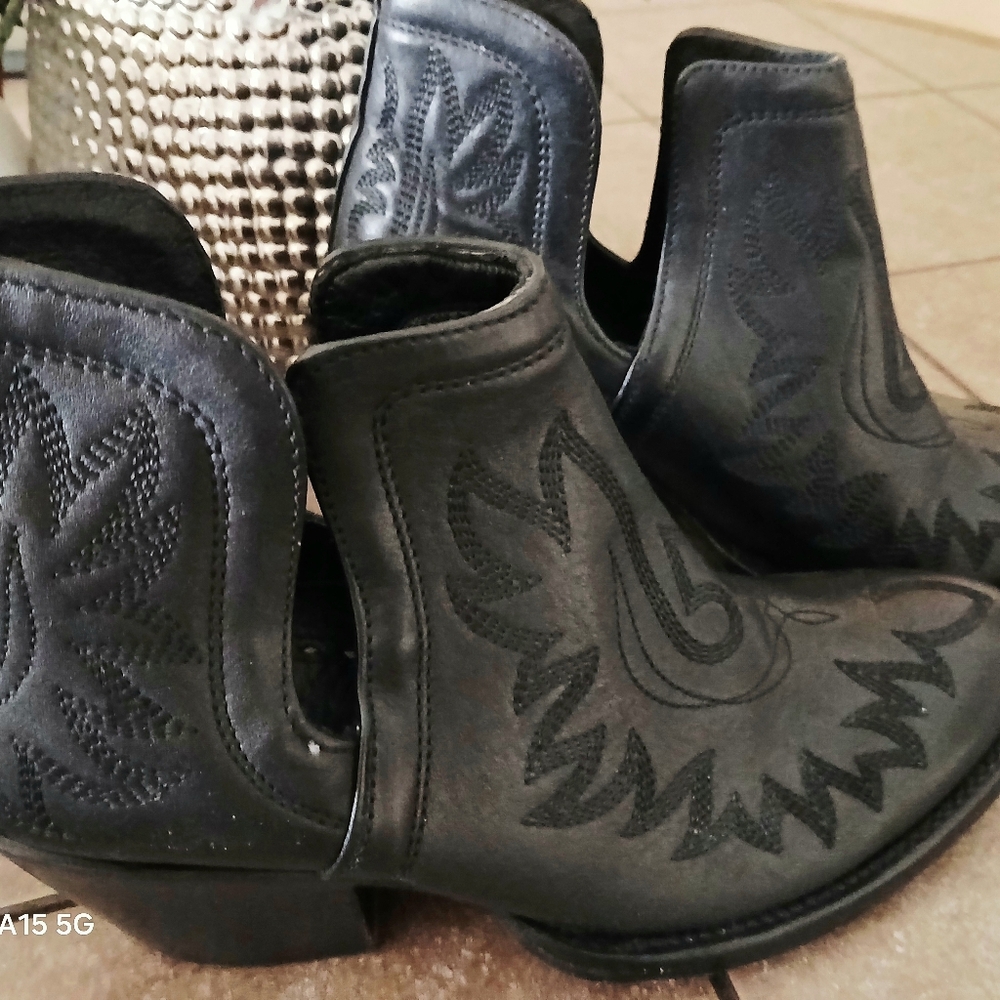 Ariat Dixon Black Leather Ankle Boots, 6.5 EUC - Picture 3 of 16